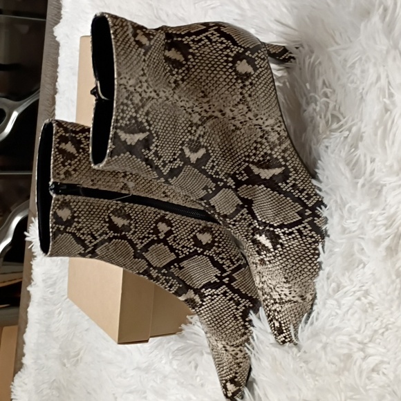 New Steve Madden Kapitol Python Print Ankle Booties Size 10M - Picture 2 of 12
